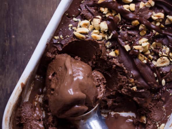 Glace au chocolat, aux noisettes et à la pâte à tartiner