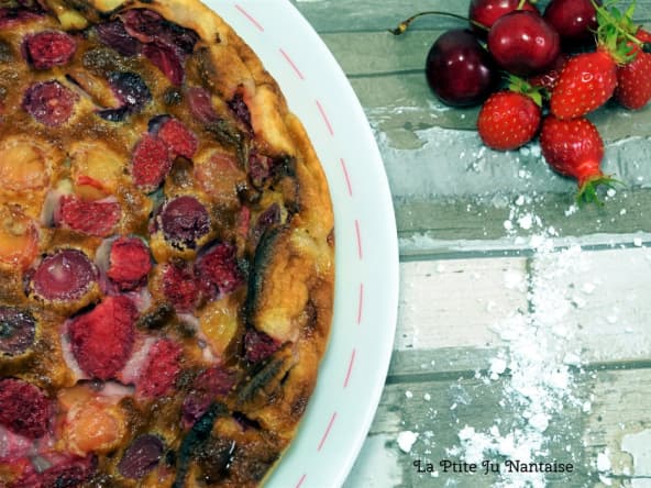 Clafoutis aux cerises et aux fraises du jardin