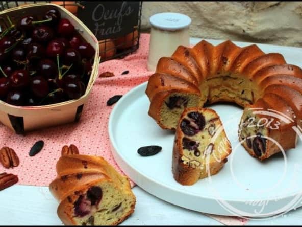 Gâteau au yaourt aux cerises, noix de pécan et fève tonka