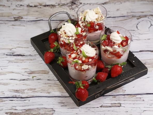 Mousse de fraises croquantes au basilic
