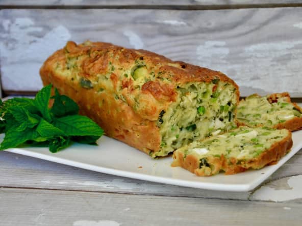 Cake aux courgettes, petits pois, feta à la menthe