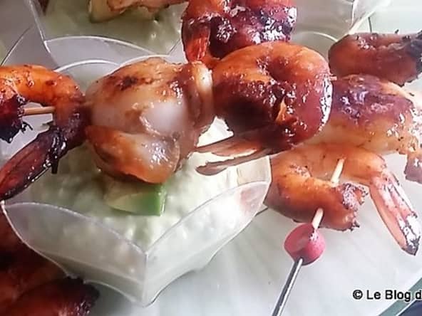 Brochette de crevettes, noix de St Jacques et dip à l'avocat