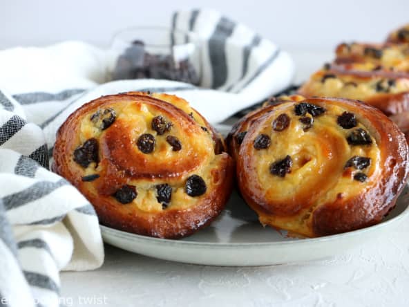 Comment préparer des pains aux raisins briochés