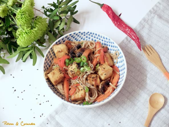 Nouilles façon yakisoba aux poivrons et tofu