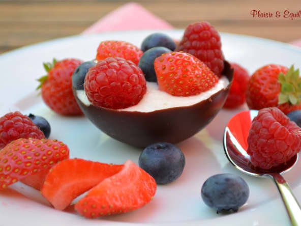 Mousse au fromage blanc et fruits rouges dans sa coque au chocolat