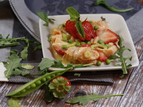 Tartare de saumon aux agrumes fraises et petits pois