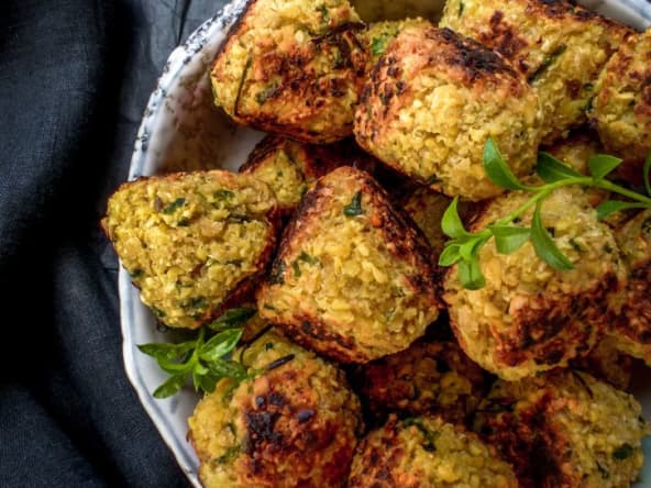 Falafel et salade d'aubergines grillées dans un pita maison