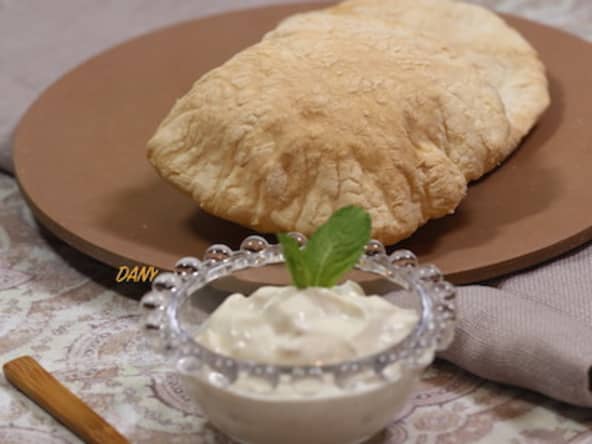 Pain pita et sauce blanche