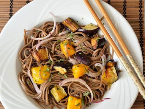 Nouilles soba en salade, mangues et aubergines, d'Ottolenghi