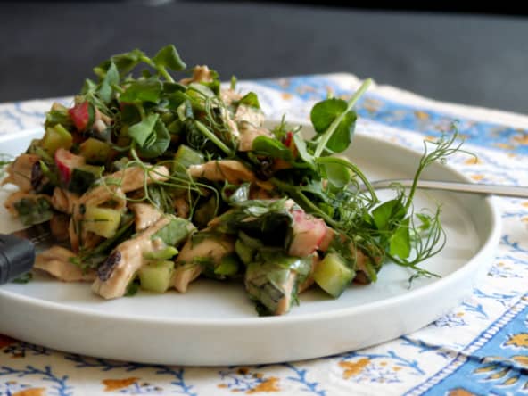 Salade d'été au poulet, légumes croquants et herbes fraiches