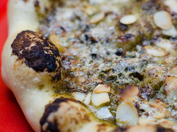 Pizza au pesto, au Roquefort et aux amandes effilées