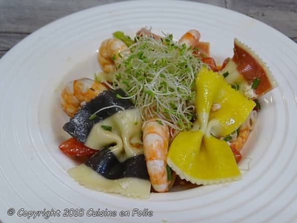 Salade de Farfalle aux crevettes, tomates confites, pignons et feta