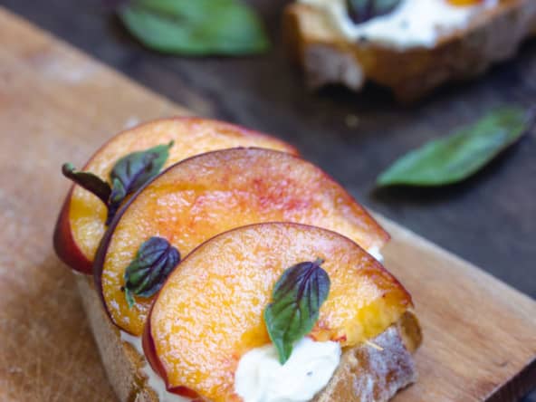 Tartine pêche et fromage frais vegan