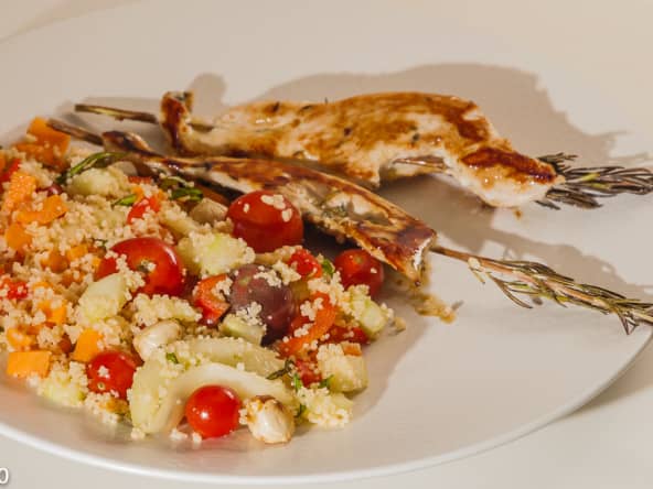 Brochettes de dinde et semoule aux légumes d'été