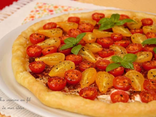Tarte feuilletée aux tomates cerise, fromage de chèvre et tapenade