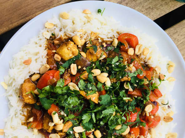 Curry doux de poulet au beurre de cacahuètes : un plat équilibré et complet