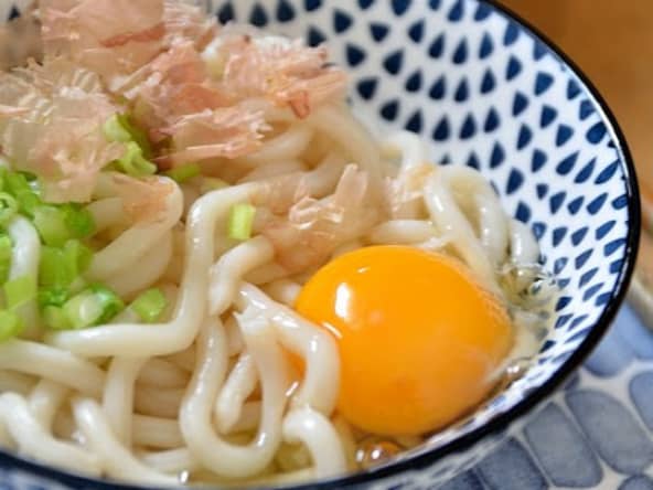 Nouilles udon à l'oeuf cru et au katsuobushi