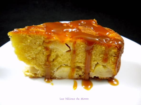 Gâteau moelleux aux pommes et au caramel au beurre salé