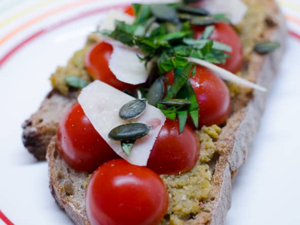 Tartine à la tapenade, au parmesan et aux graines de courge