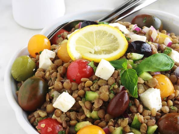 Salade de lentilles aux tomates, feta, concombre - Une salade parfumée, riche en fer et sans gluten.