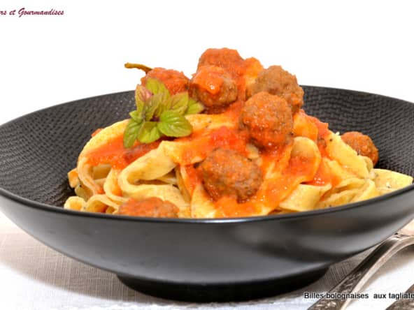 Billes de boeuf bolognaises et tagliatelles au pavot.