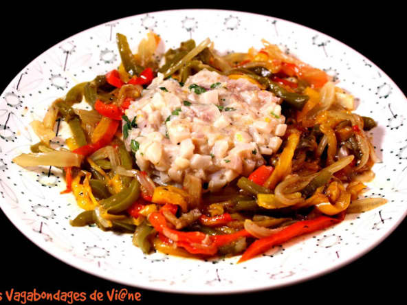 Tartare d'espadon aux épices et agrumes, salade de poivrons