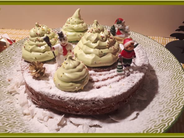 Gâteau au yaourt à la vanille, décoré de sapins de Noël meringué