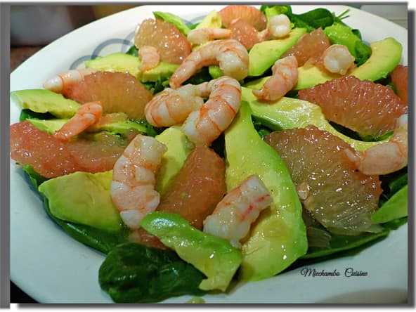 Salade pousses d'épinards, avocats et pamplemousses aux crevettes