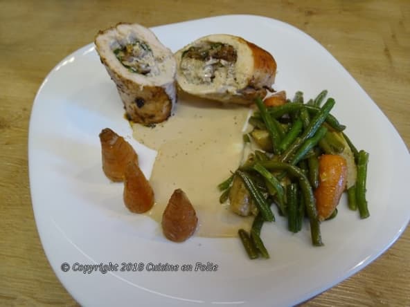 Ballottines de volaille aux champignons et aux noix, sauce au foie gras