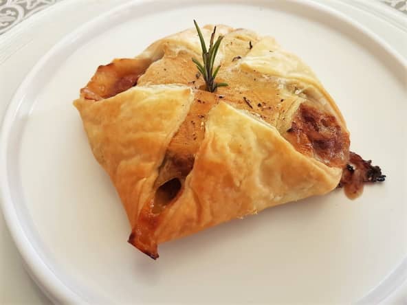 Feuilleté au fromage de Rocamadour, pomme et magret de canard