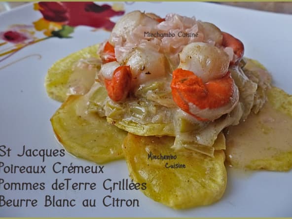 Saint Jacques aux poireaux crémeux sur pommes de terre grillées, beurre blanc au citron