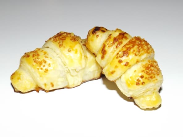 Croissants feuilletés au confit d’oignons et au magret de canard séché
