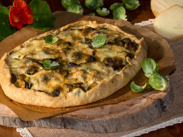 Tarte rustique aux choux de Bruxelles, Shiitaké et Scarmoza fumée