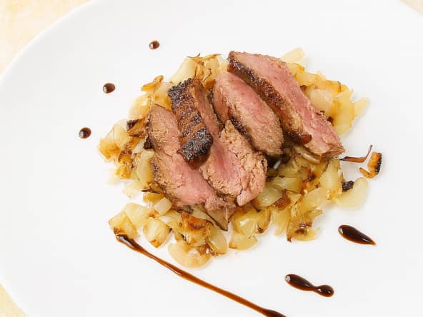 Magret de canard aux oignons