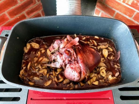 Jarret de porc en cocotte et sauce au vin