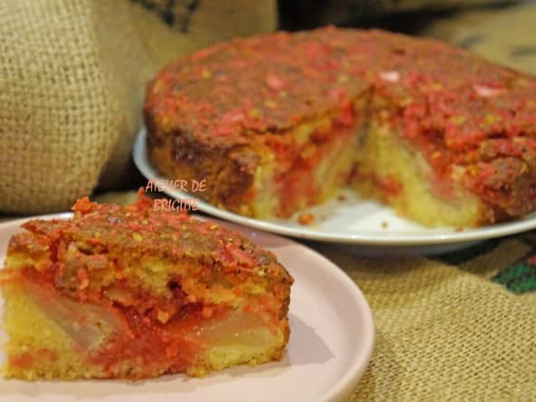 Le gâteau Lyonnais aux poires et aux pralines roses