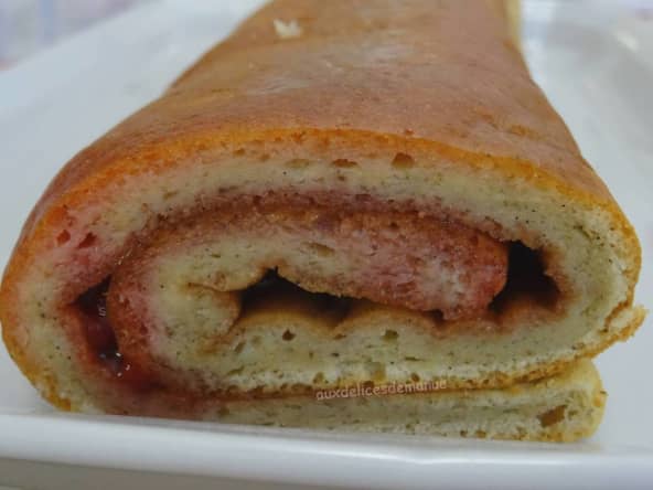 Biscuit roulé japonais à la gelée et framboises