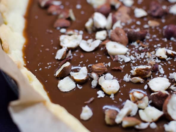 Tarte à la pralinoise et aux noisettes