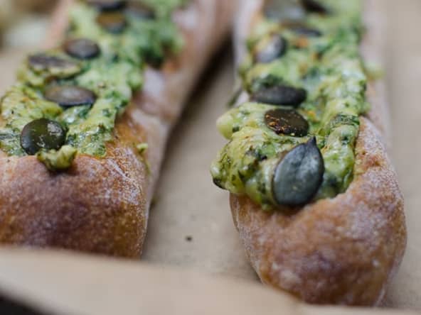 Baguette à la raclette, à la roquette et aux graines de courge