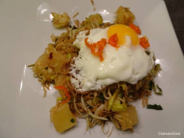 Riz au wok aux choux de Bruxelles, piment et ananas