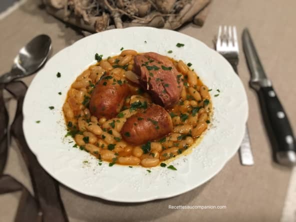 Palette de porc saucisses fumées et mogettes de Vendée à la tomate