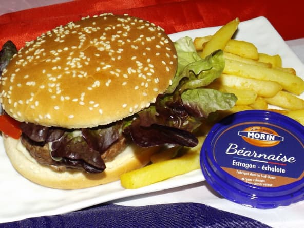 Hamburger au bœuf, mozzarella et sauce béarnaise