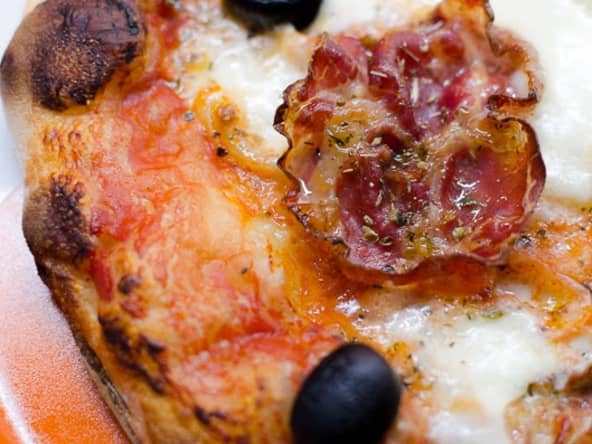 Pizza à la mozzarella et à la coppa