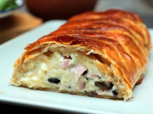 Tresse feuilletée au jambon, chèvre et olives