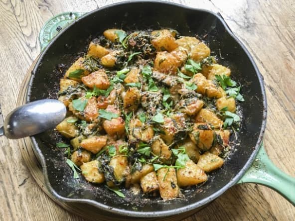 Poêlée dorée de pommes de terre nouvelles et fanes de radis