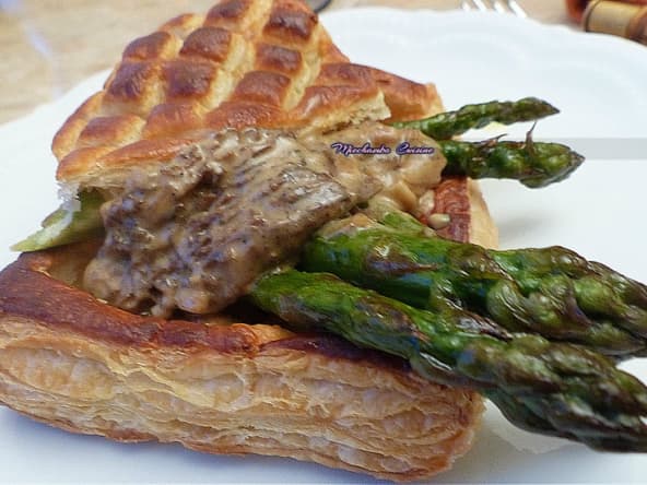 Feuilletés d'asperges vertes, sauce aux morilles