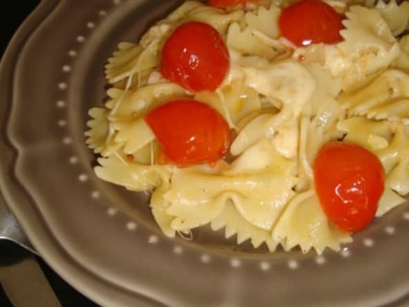 Farfalles, tomates cerises, mozzarella et basilic