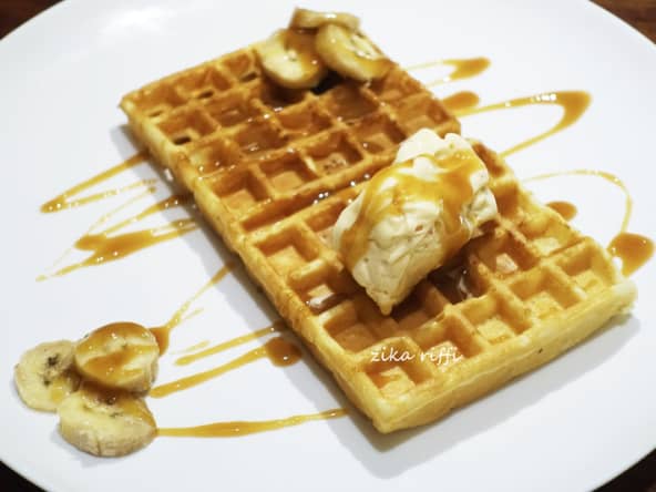 Gaufres inratables au caramel banane et glace à la vanille
