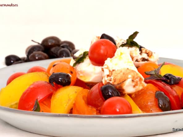 Salade de tomates, burrata et olives.
