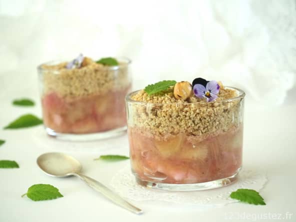 Crumble rapide de rhubarbe peu sucré à la noisette